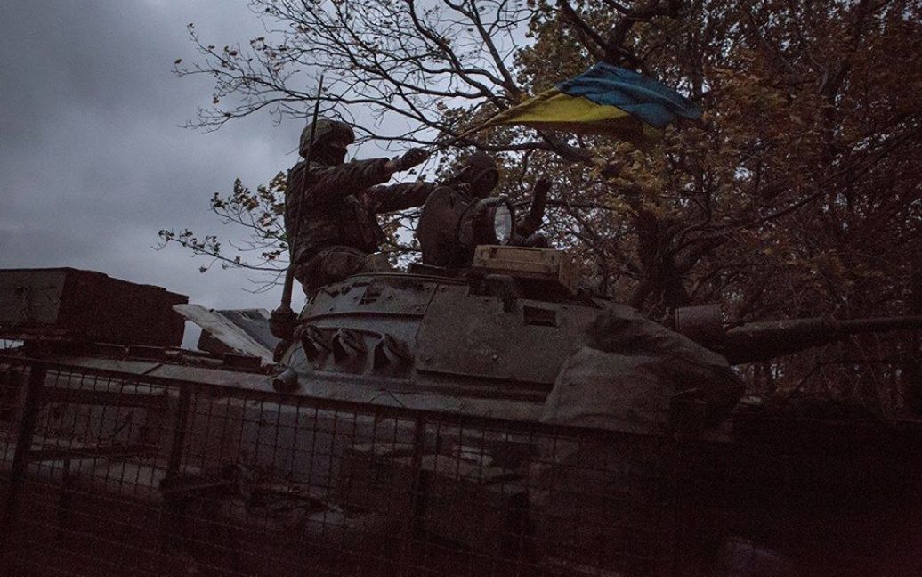 На фото - украинская бронетехника, сине-желтые флаги, осень в зоне АТО и т.д / © facebook.com/iv.bogdan