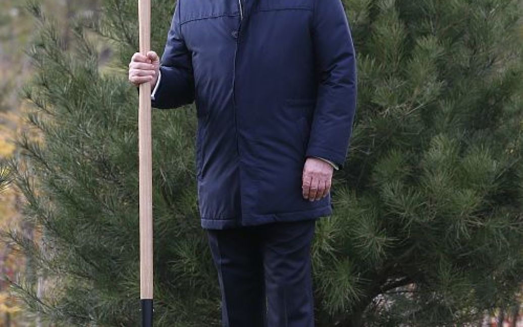 Путин с лопатой позировал на камеры / © Getty Images