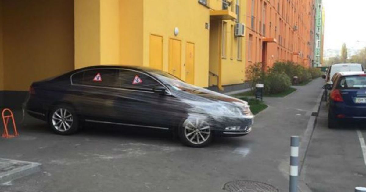 На левом берегу Киева полностью обмотали пленкой неправильно припаркованное авто