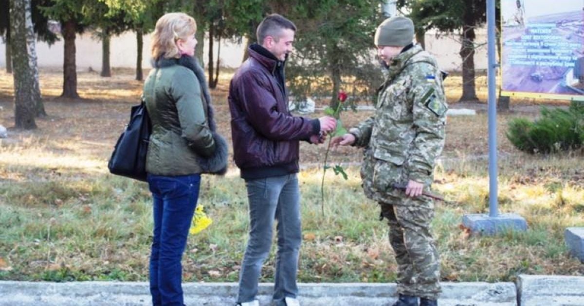 Житомиряни радісно зустріли десантників / © facebook.com/theministryofdefence.ua