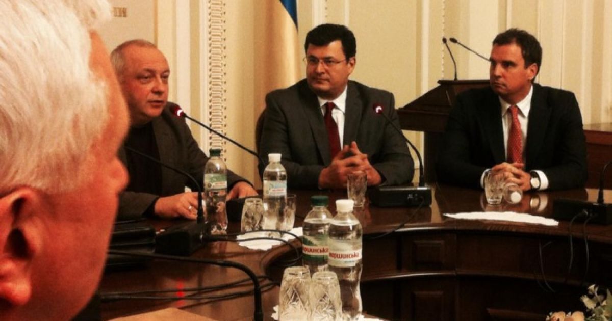 Іноземці і депутати чекають на прибуття президента / © facebook.com/leshchenko.ukraine