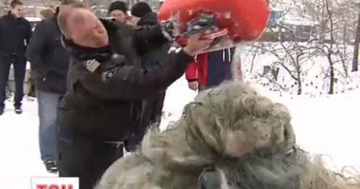 Инспектор обливает горючим рыбацкие сети, чтобы потом их сжечь