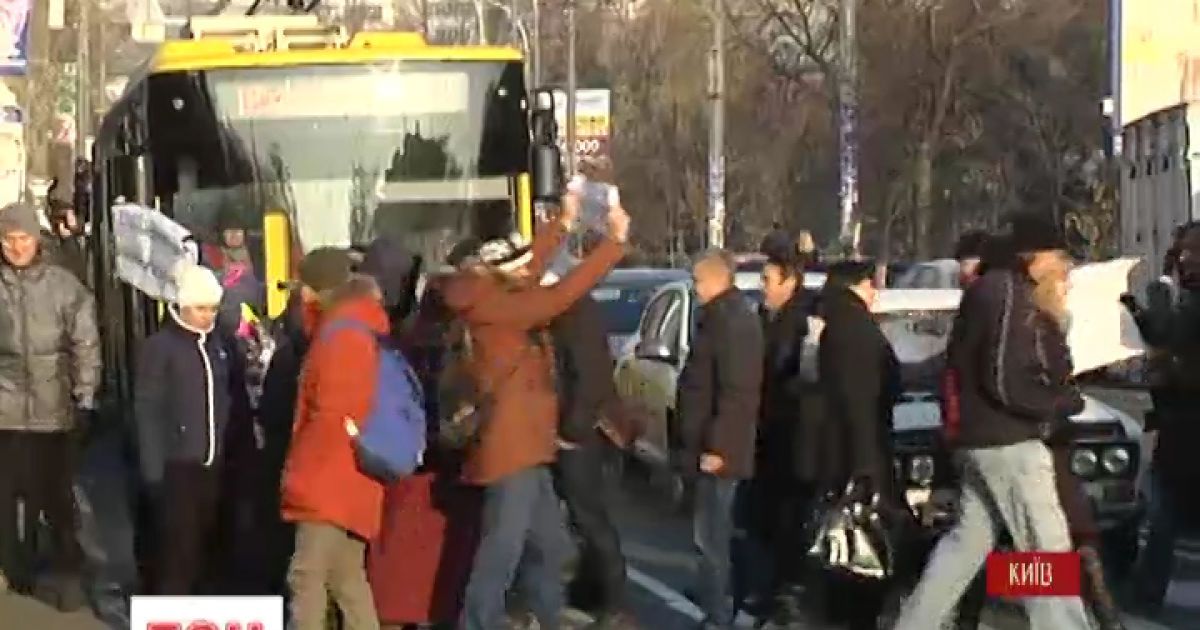 Киевляне перекрыли дорогу из-за отсутствия тепла
