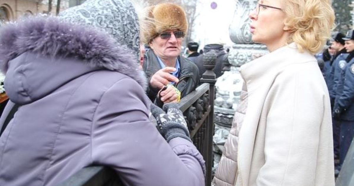 Денісова під Радою спілкувалась з пенсіонерами