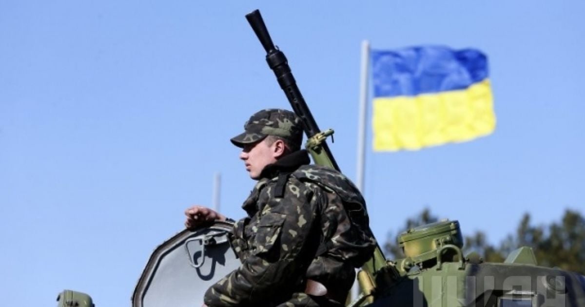 Військові продовжують відбивати напади бойовиків