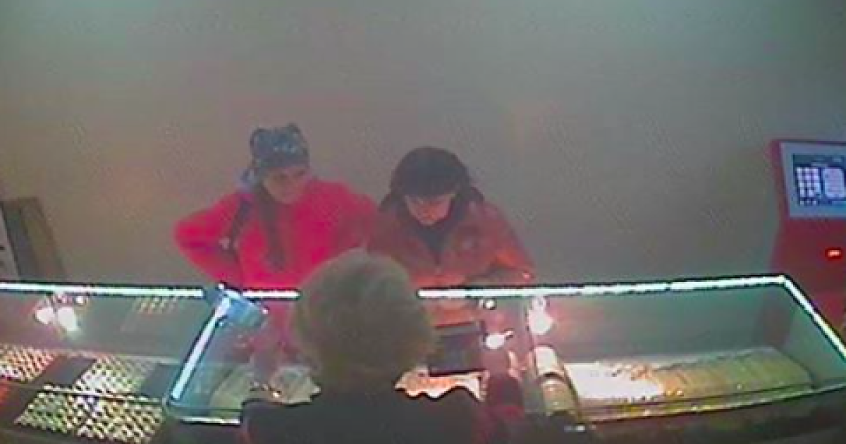 Немного людей приходит в луганский магазин за покупками