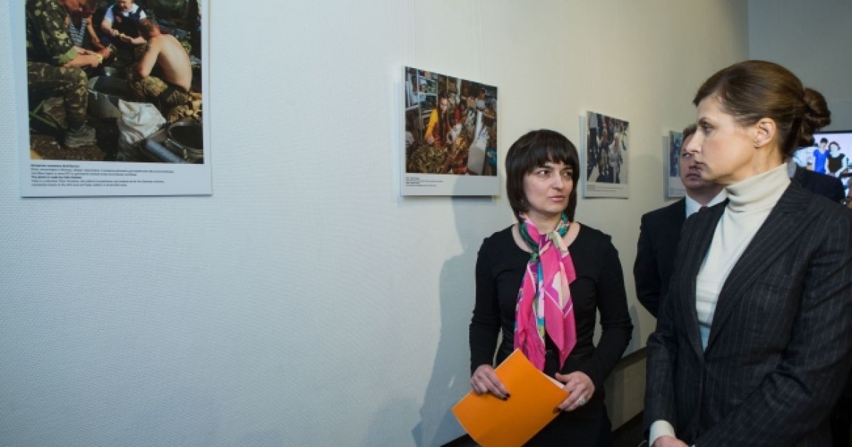 Серед експонатів виставки &ndash; понад 40 фотографій, що розповідають про долі українських жінок у важкі для України часи &ndash; матерів, волонтерок, добровольців, лікарів / © president.gov.ua