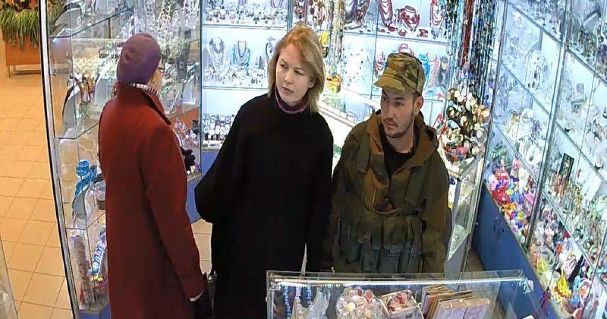 Ранее боевики приходили в магазин покупать духи