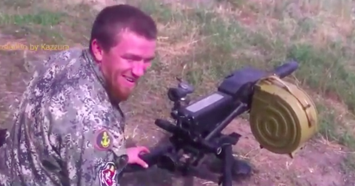Боевик стреляет из гранатомета по собственным людях