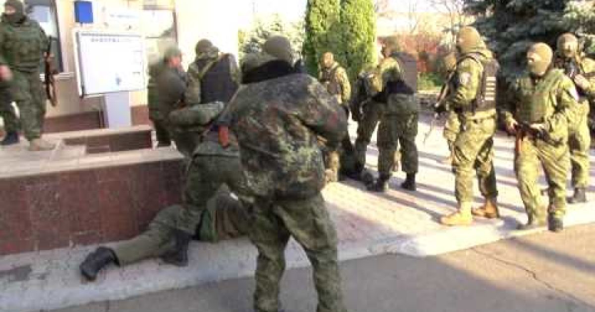 Люди з автоматами взяли під охорону Одеський НПЗ.