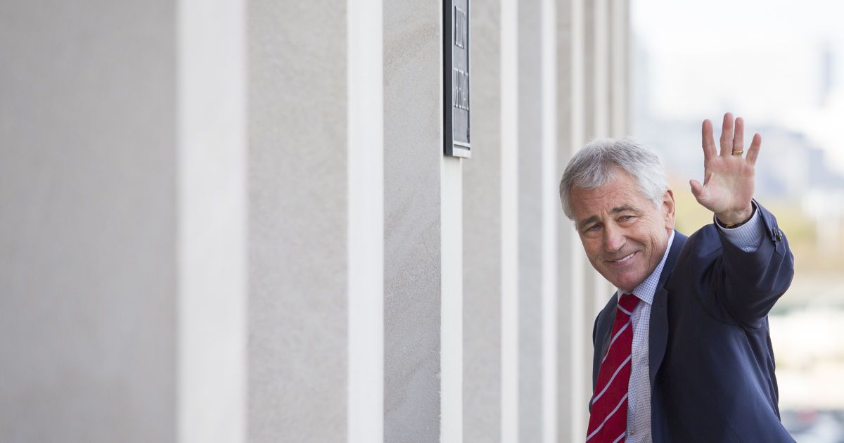 Чак Хейгел пішов у відставку.