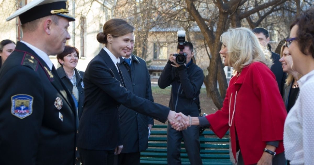 Марина Порошенко и доктор Джилл Байден посетили главный военный клинический госпиталь, где пообщались с ранеными украинскими военными и членами их семей