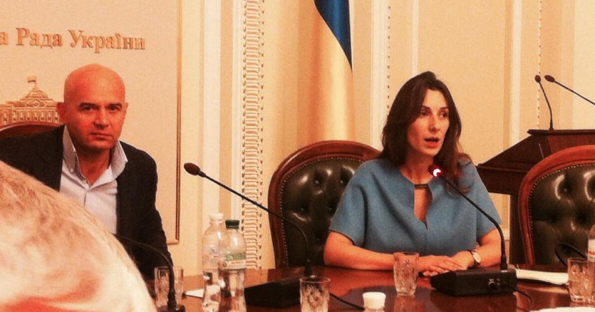 Іноземці і депутати чекають на прибуття президента / © facebook.com/leshchenko.ukraine