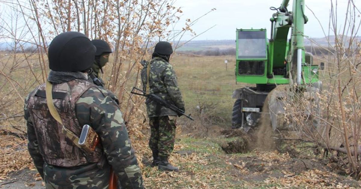 Опытные солдаты и офицеры подразделения прежде всего активно занимаются инженерным укреплением местности