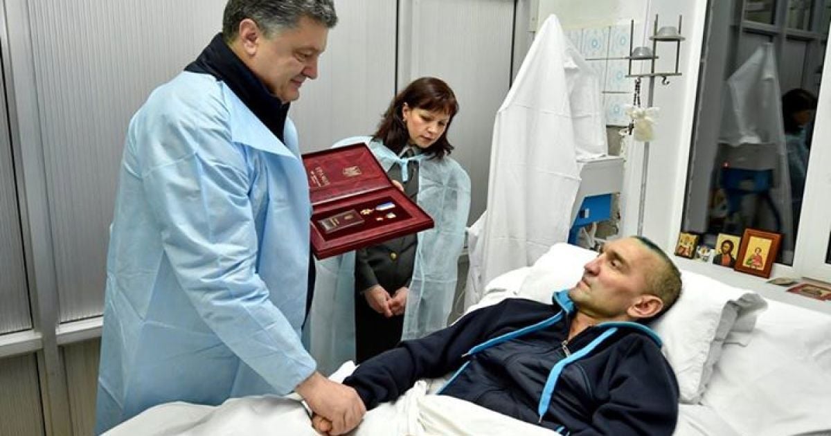 Порошенко особисто вручив нагороди українському герою.