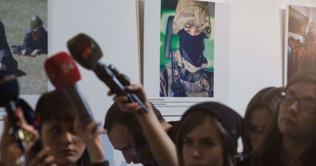 Серед експонатів виставки &ndash; понад 40 фотографій, що розповідають про долі українських жінок у важкі для України часи &ndash; матерів, волонтерок, добровольців, лікарів / © president.gov.ua