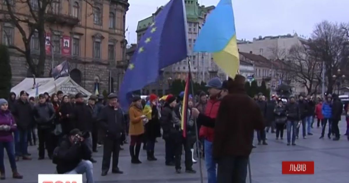 Во Львове, как и во многих городах Украины, сегодня снова люди вышли на Евромайдан