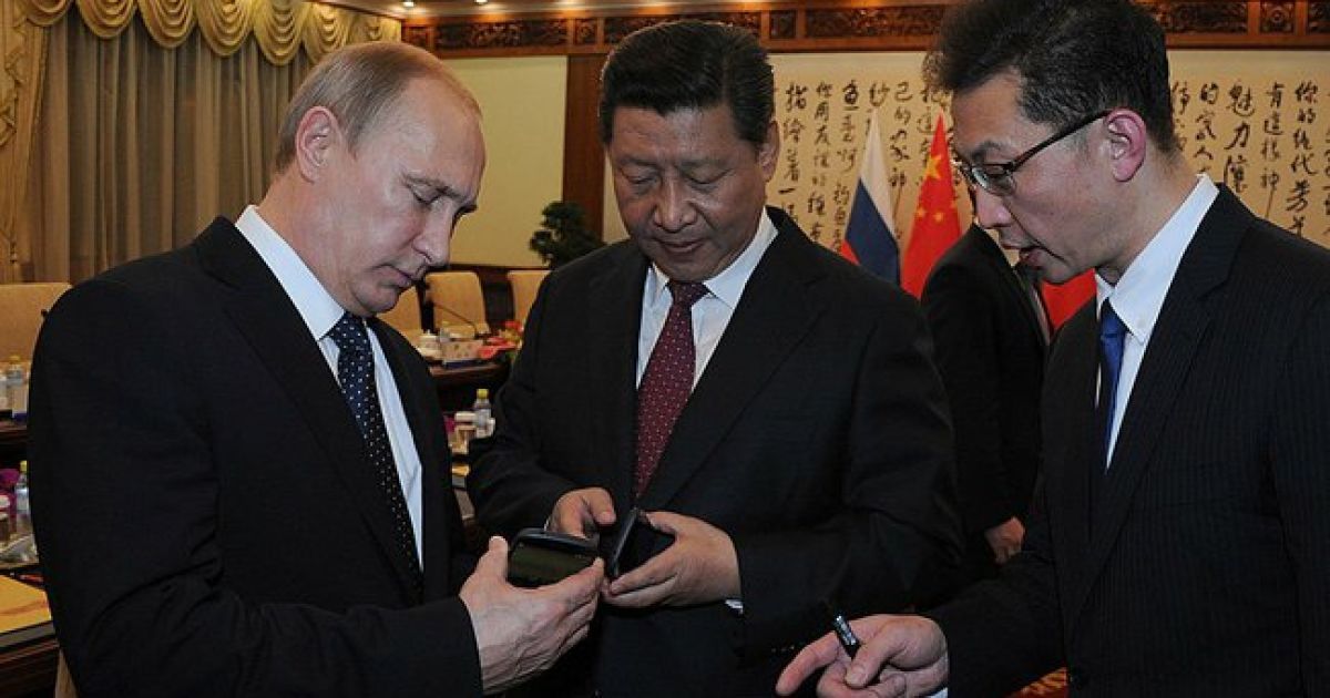 Путін презентував лідеру Китаю російський смартфон YotaPhone