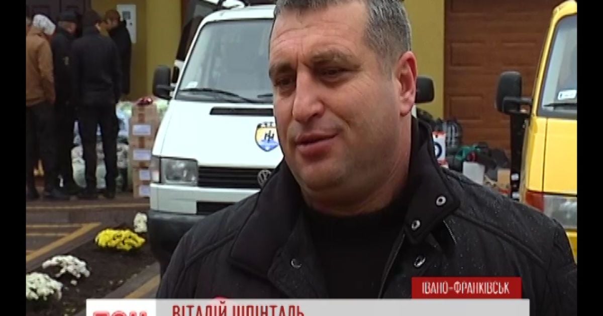 Підприємець передав два мікроавтобуса батальйону "Азов"