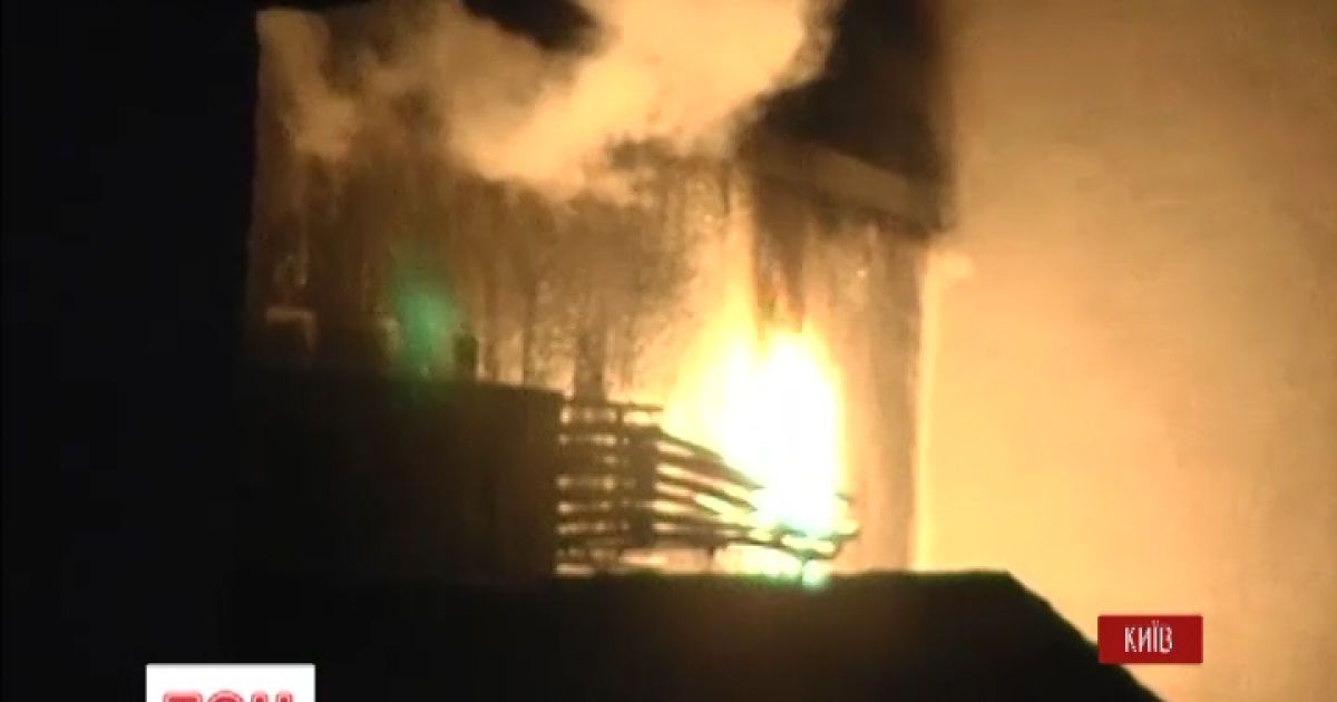 Кинотеатр "Жовтень" горит больше двух часов