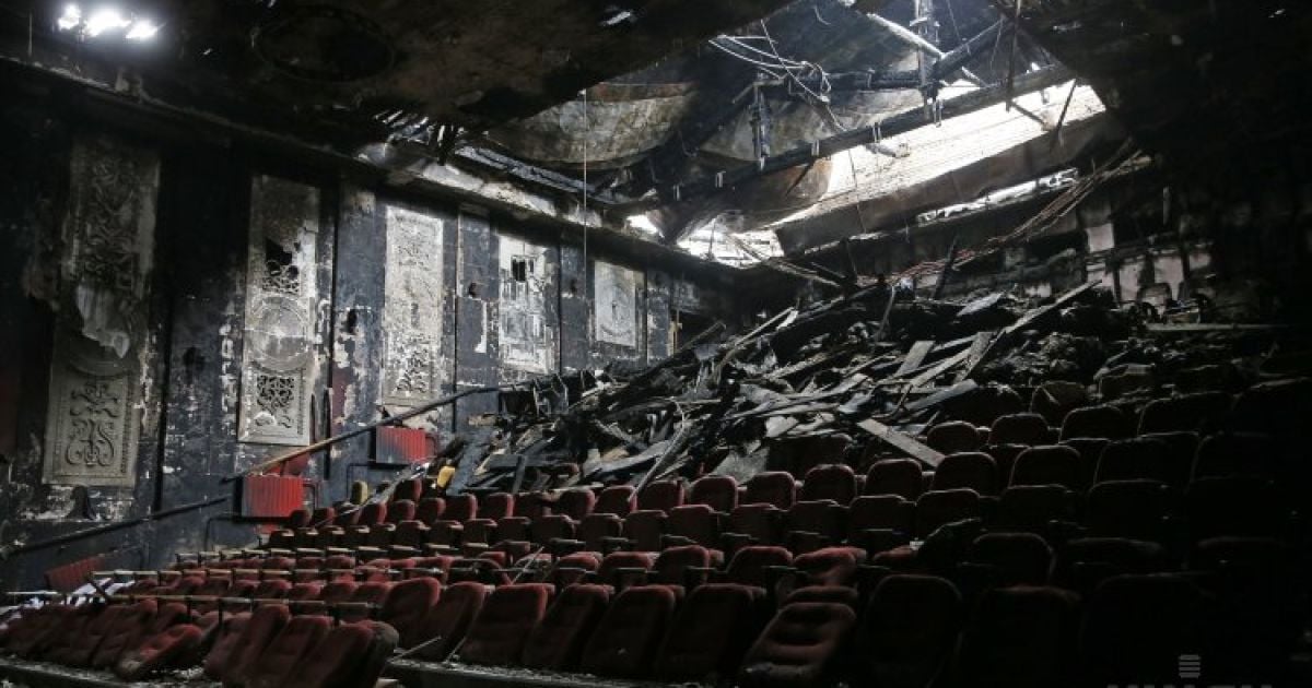 Активісти вирішили прибрати у згорілому кінотеатрі