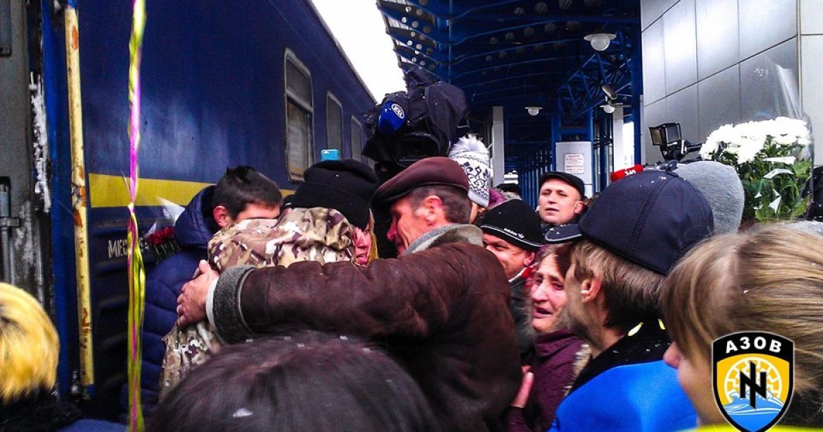 Рідні та небайдужі вручили звільненим із полону чимало квітів