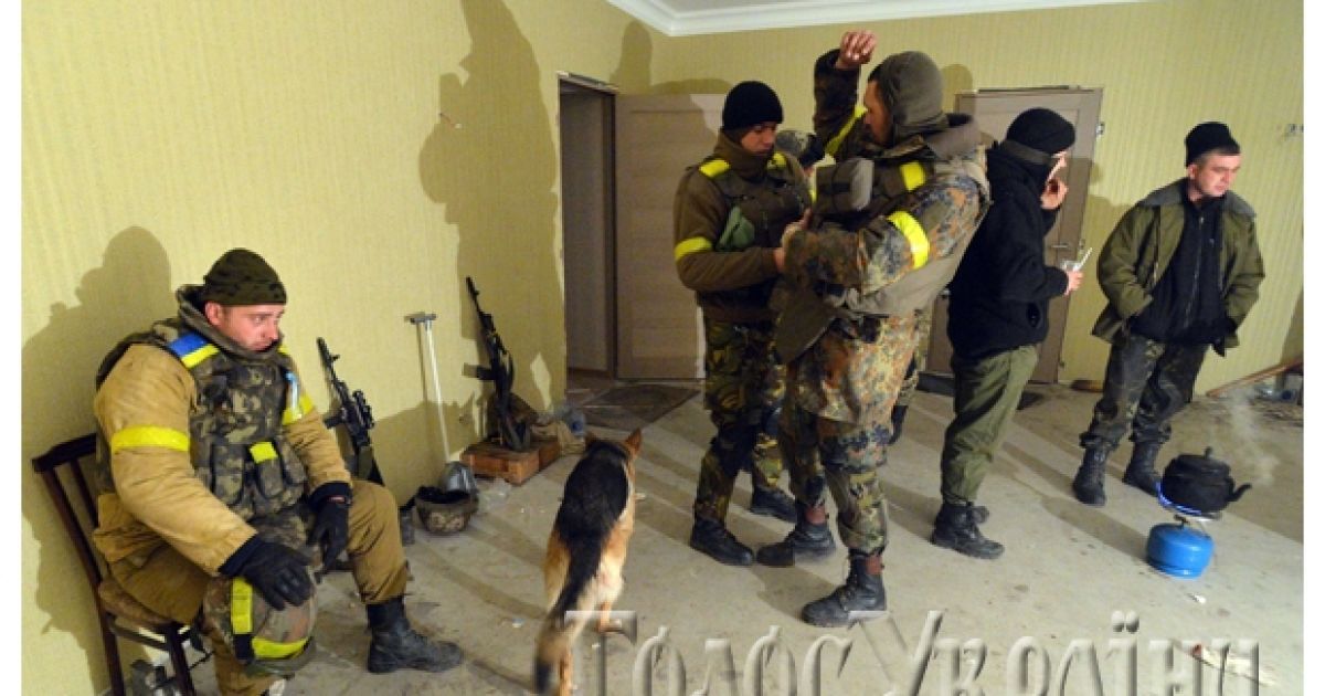 Мужні чоловіки захищають летовище