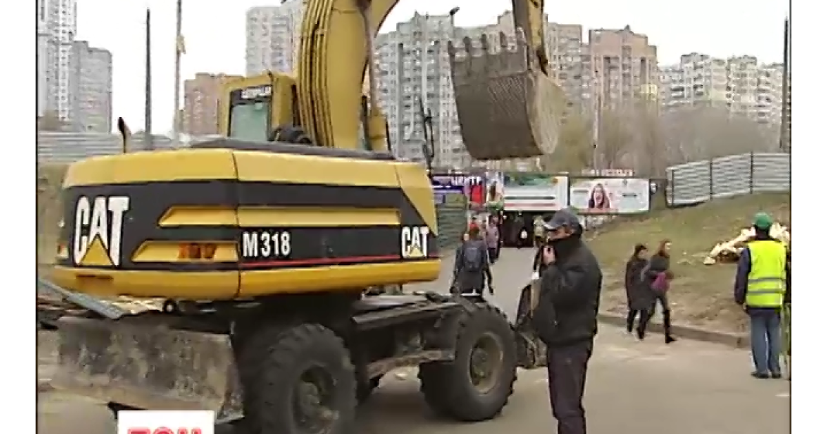 Строительство на Осокорках второй день в центре скандала