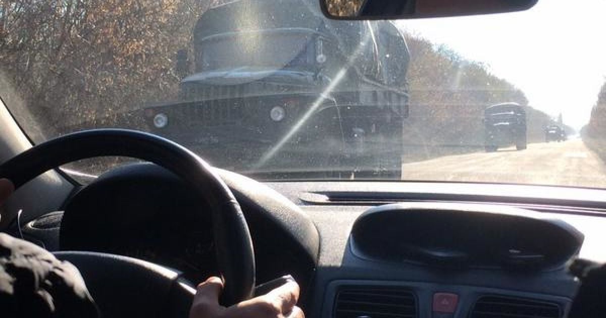 Чергова колона військової техніки проїхала на Донбасі.