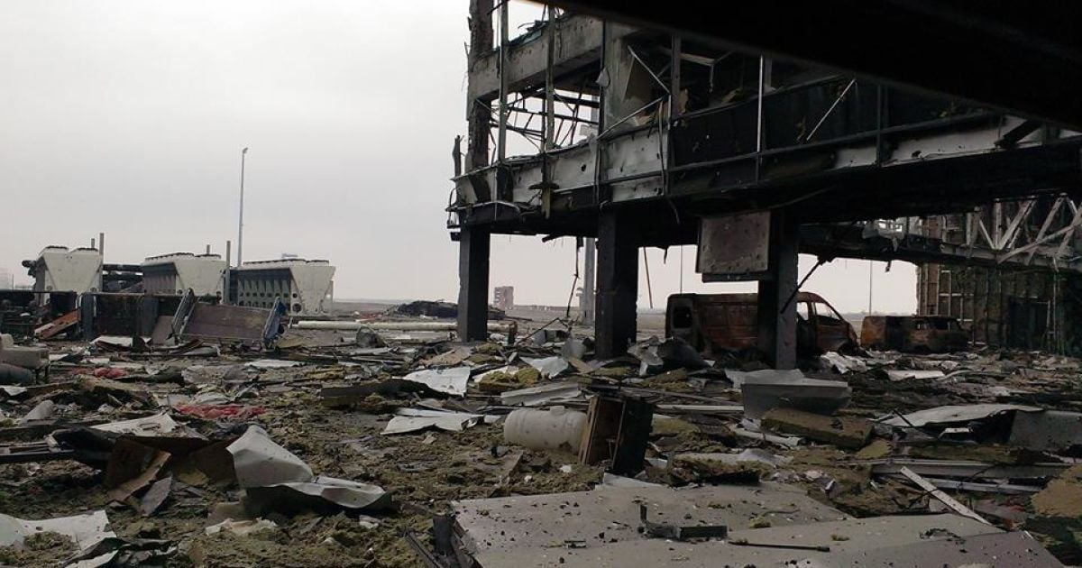 Силовики освобождают объекты аэропорта, занятые боевиками