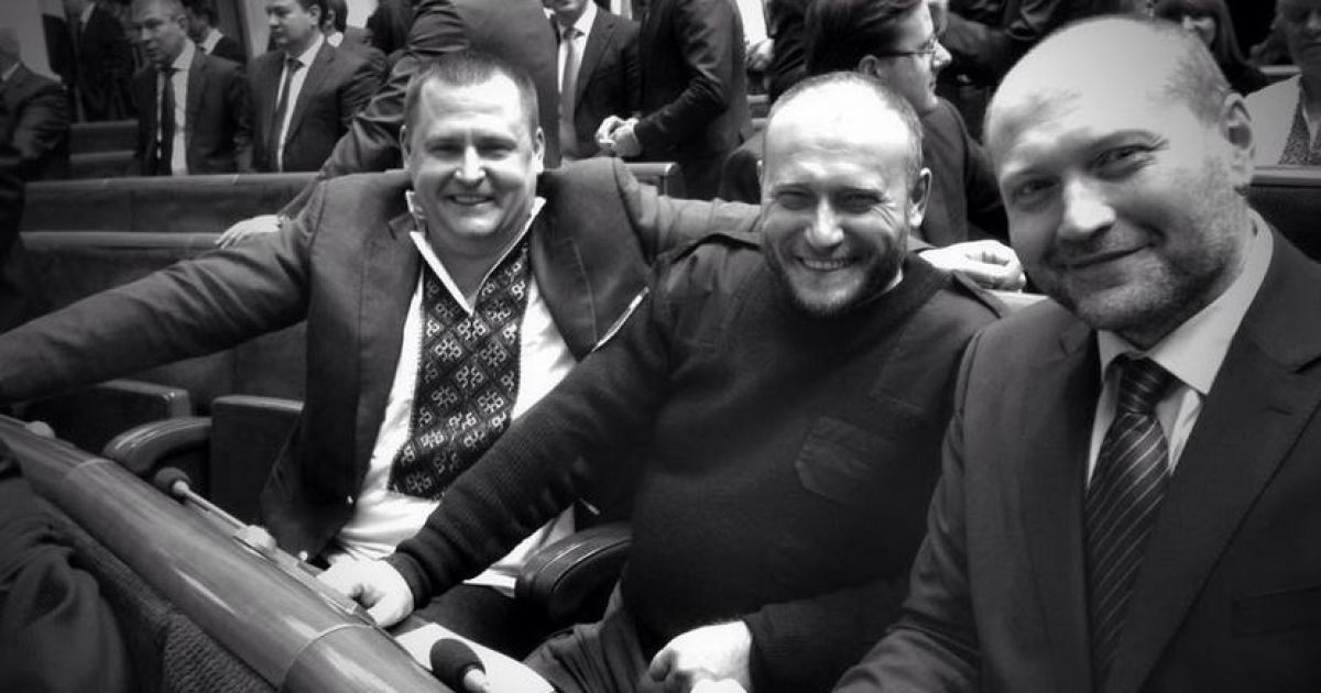 Ярош із задоволенням фотографувався з колегами