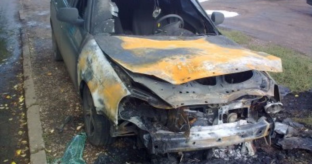 Боевики избили мужчину и сожгли в собственной машине.