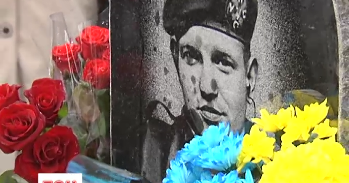 Памятник активисту Майдана Михаилу Жизневскому в центре Киева
