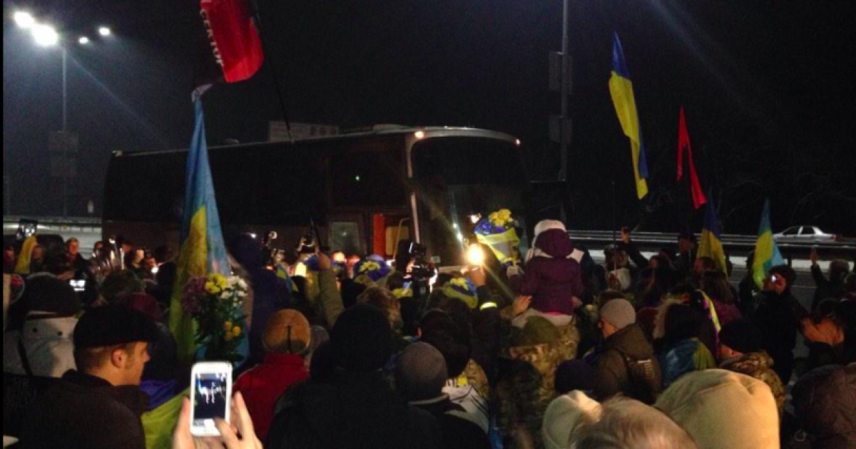 Кияни тепло зустріли "кіборгів" / © twitter.com/HromadskeTV
