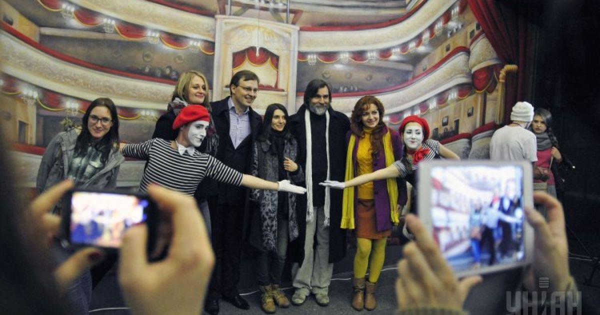 Всі охочі фотографувалися на фоні вражаючого 3D-малюнку / © УНІАН