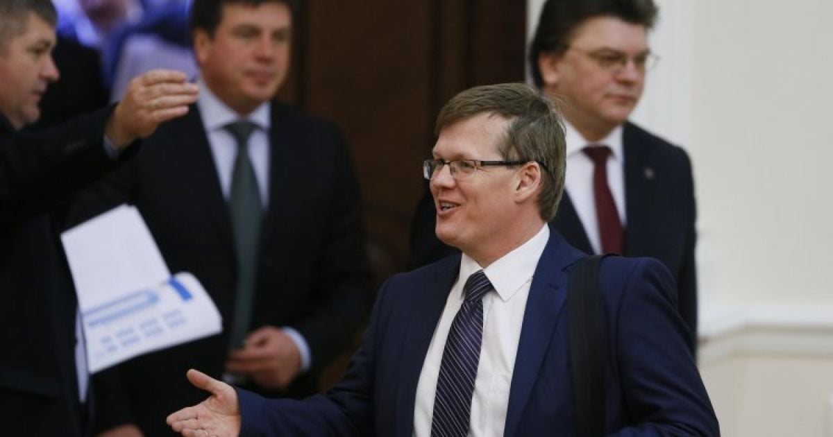 Розенко (на переднем плане) отметил, что пенсии планируют повысить с 1 декабря