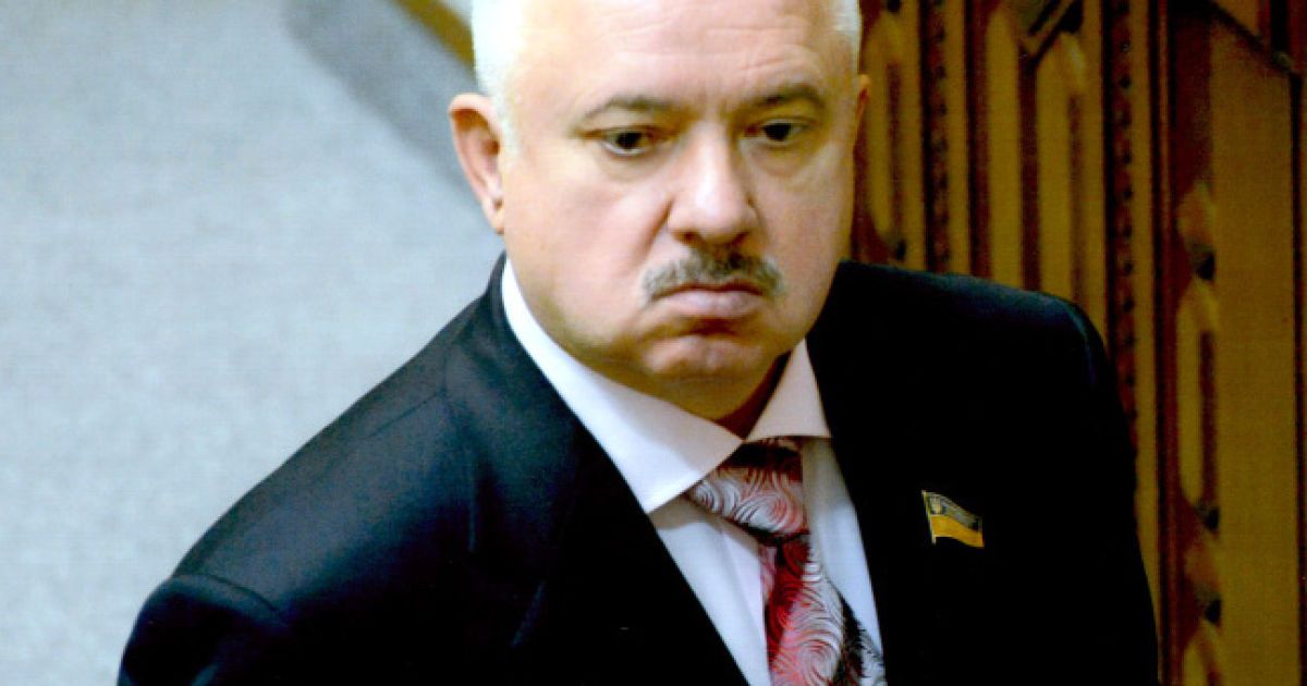 Новоспечений нардеп під час засідання Ради вибирав в інтернеті круту автівку