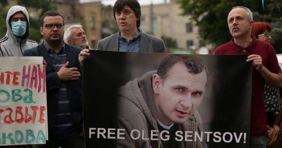 Уряд буде допомагати родині Сенцова.