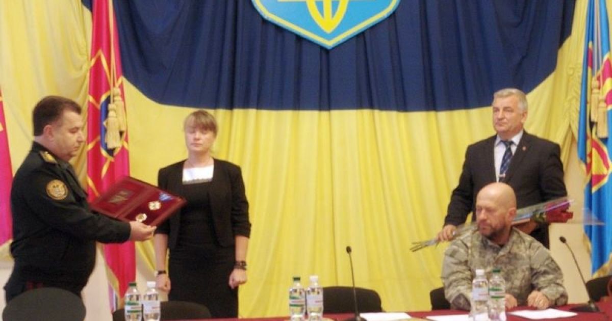 Міністр оборони України генерал-полковник Степан Полторак вручив орден "За мужність" І ступеня вдові старшого сержанта Олега Міхнюка