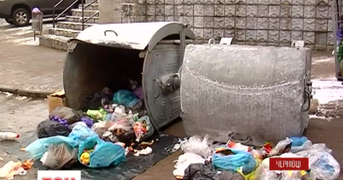 У міліції припускають, що труп викинули уже після того, як комунальники на світанку забрали сміття з бакіів