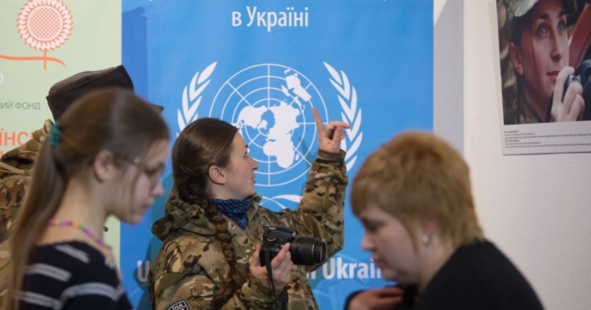 Серед експонатів виставки &ndash; понад 40 фотографій, що розповідають про долі українських жінок у важкі для України часи &ndash; матерів, волонтерок, добровольців, лікарів / © president.gov.ua