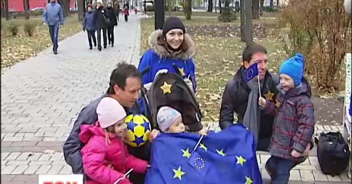 Украинцам начали раздавать "мячи европейскости"