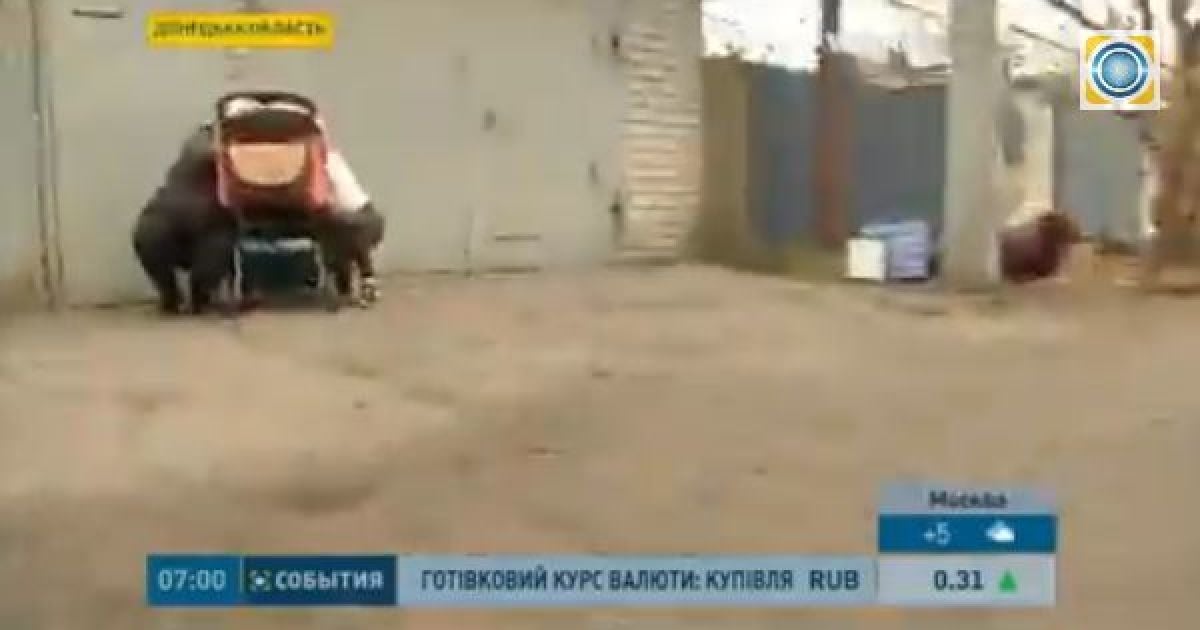 Мирные жители Авдеевки попали под интенсивный обстрел боевиков. Кадр из видео