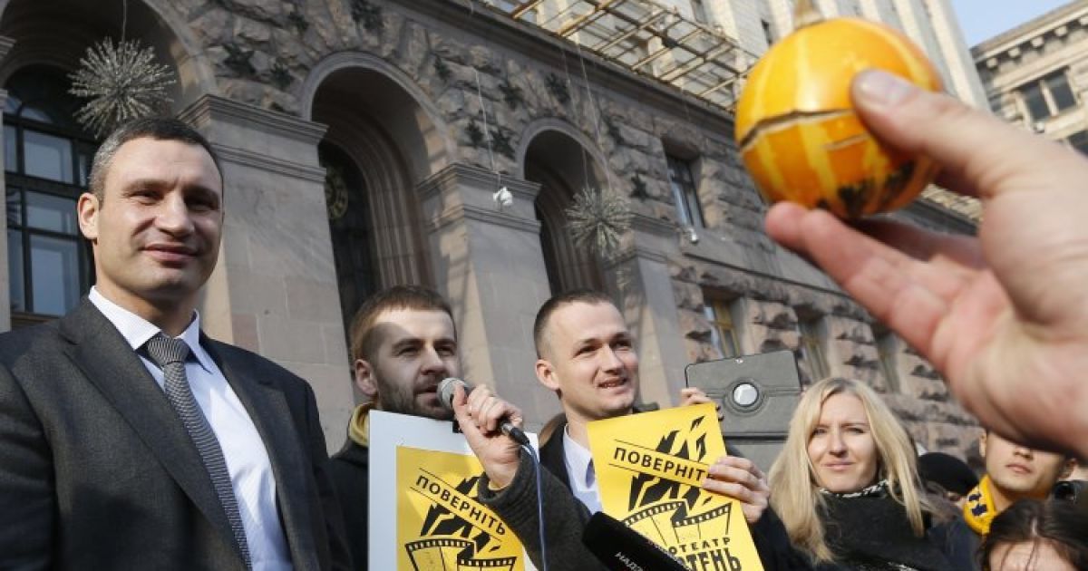 Півтисячі обурених киян пікетували КМДА через кінотеатр "Жовтень" / © УНІАН