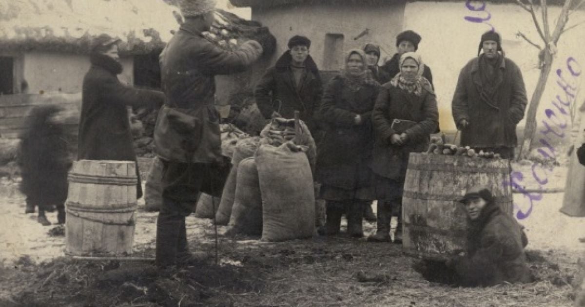 Коммунисты изымают зерно у крестьян в селе Ново-Красное.
