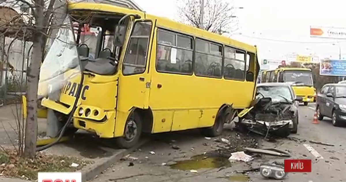 Парень разбил чужую иномарку, автобус и отправил в больницу 4-х человек