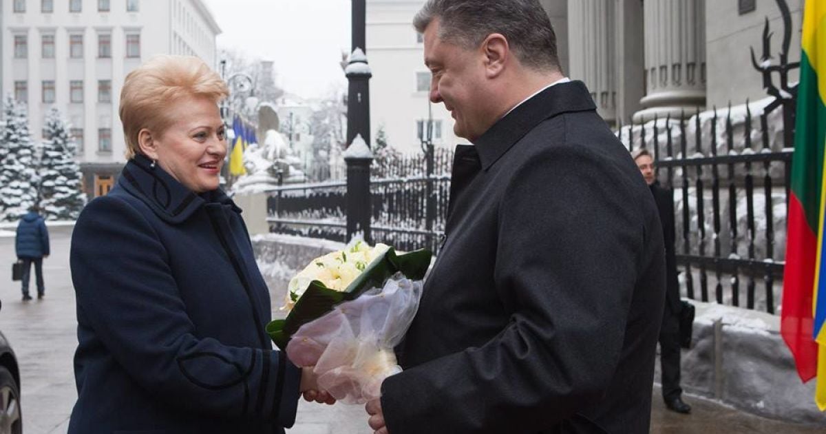 Порошенко зустрів Грібаускайте із букетом квітів