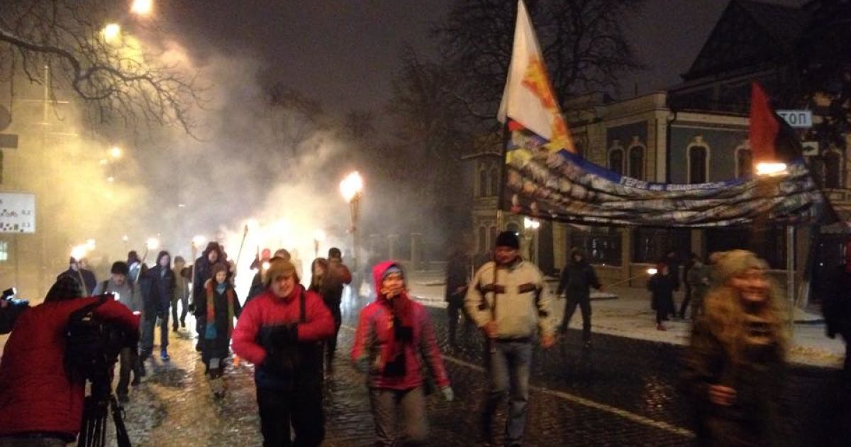 Активісти з Майдану рушили смолоскипною ходою до будівлі МВС