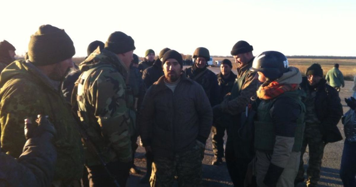 Військові з боєприпасами та технікою покинули оточений блокпост.