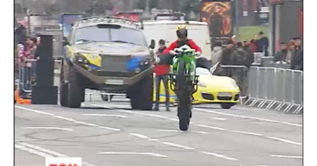 На Хрещатику ентузіасти показали карколомні трюки.